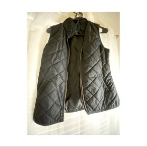 Black puffy vest ✨ old navy